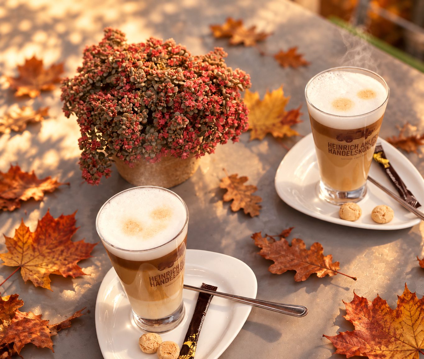 zwei Cappuccino im Herbst look