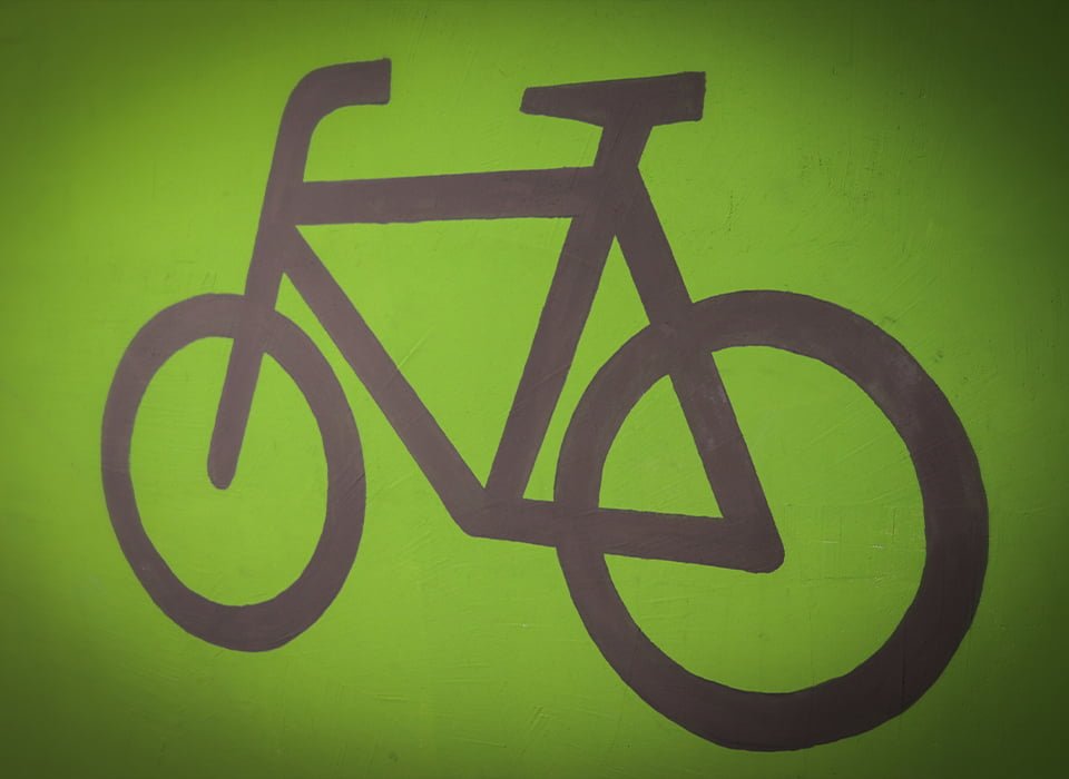 Fahrradsymbol auf grüner Wand