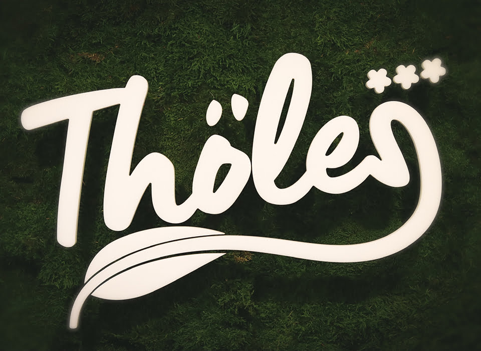 Thöles-Logo auf der Mooswand im Hotel